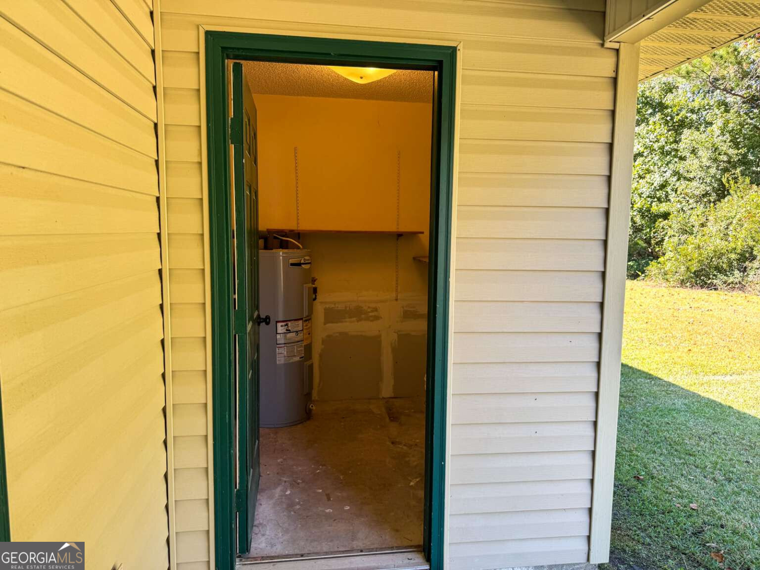 110 Talbot Court St. Marys, GA 31558 - Photo 13 of 16 a bathroom with a shower