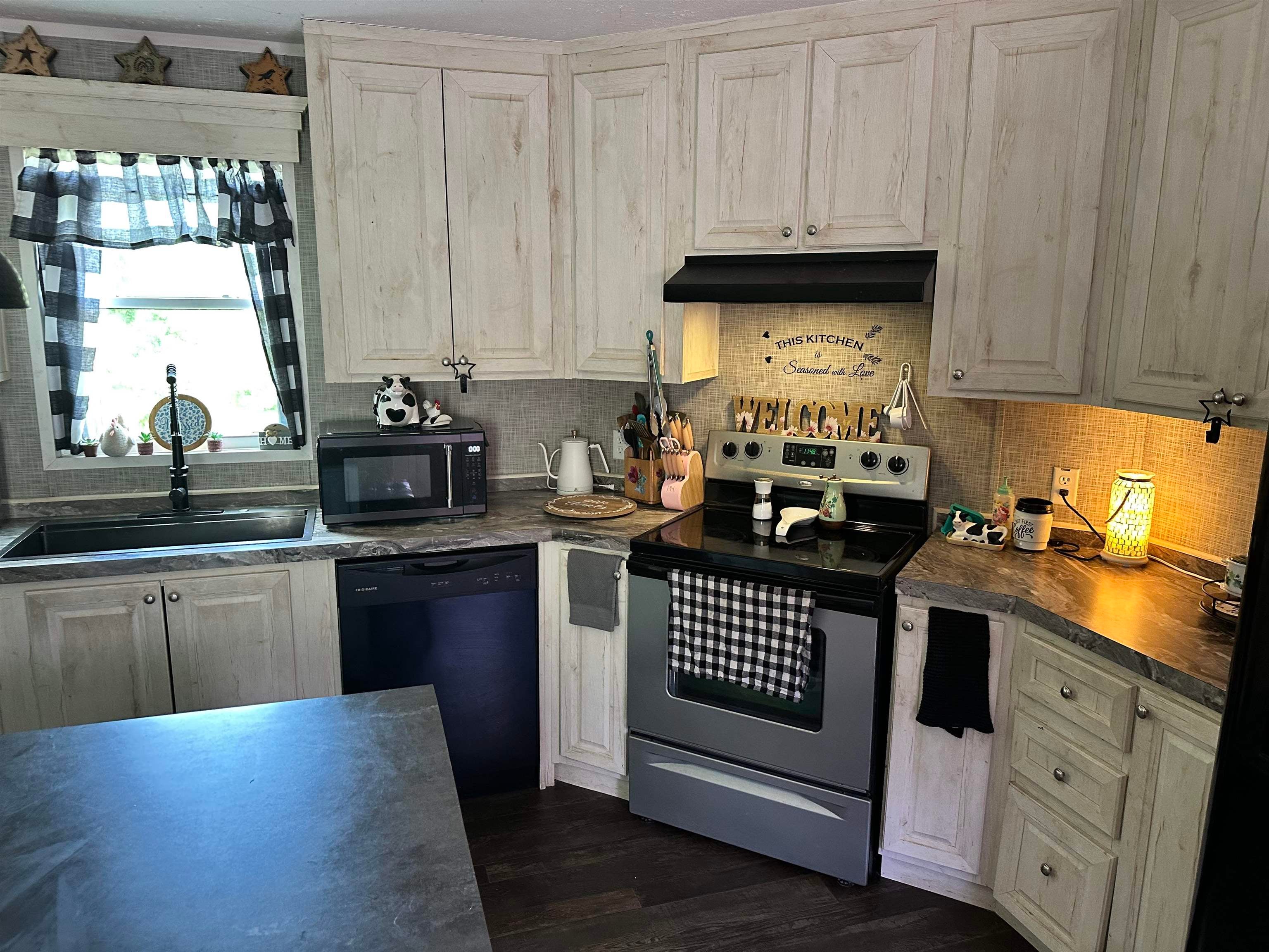 762 Herdman Road Leon, WV 25123 - Photo 3 of 17 Gallery Image 3