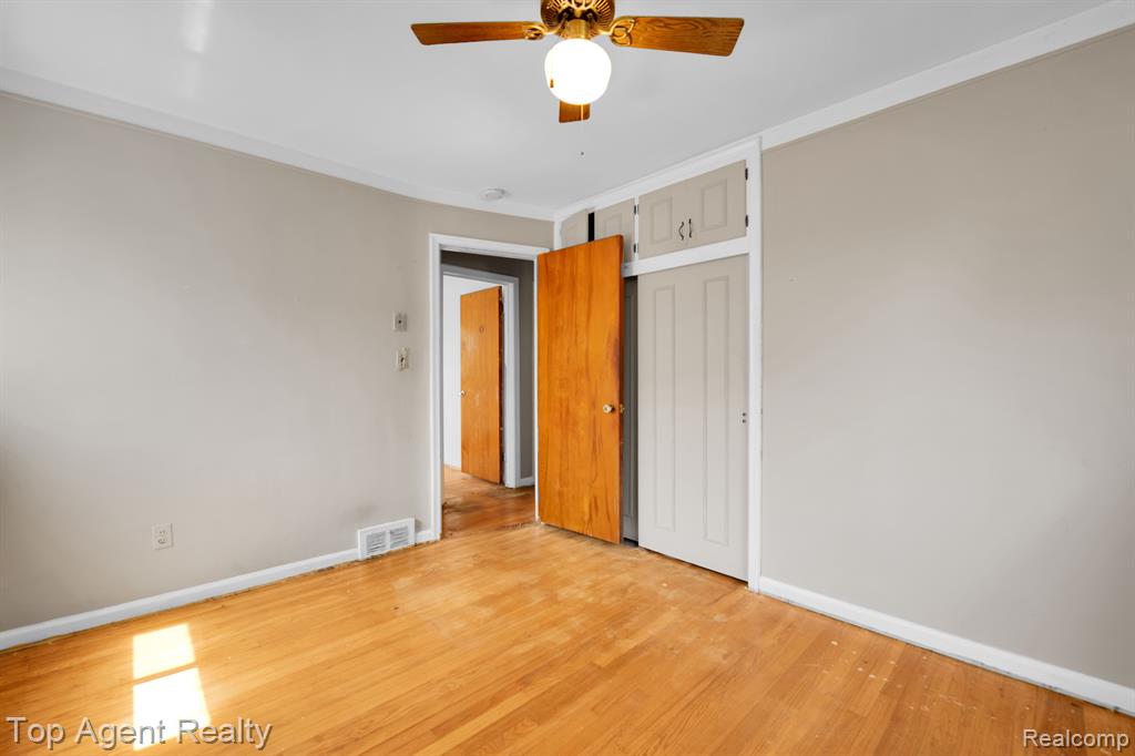 23303 Teppert Avenue Eastpointe, MI 48021 - Photo 12 of 32