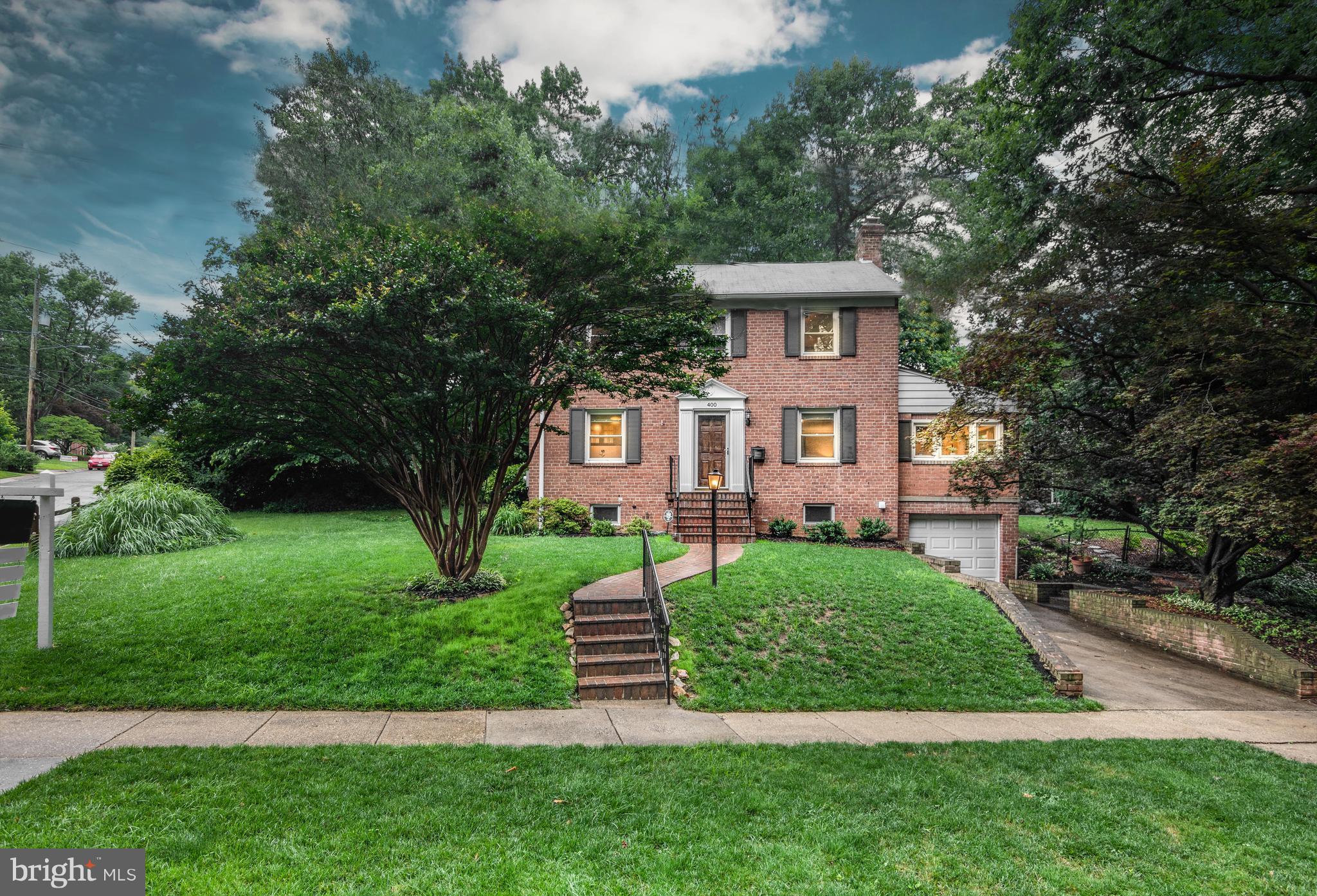 Lushly landscaped corner lot: steps to scenic park