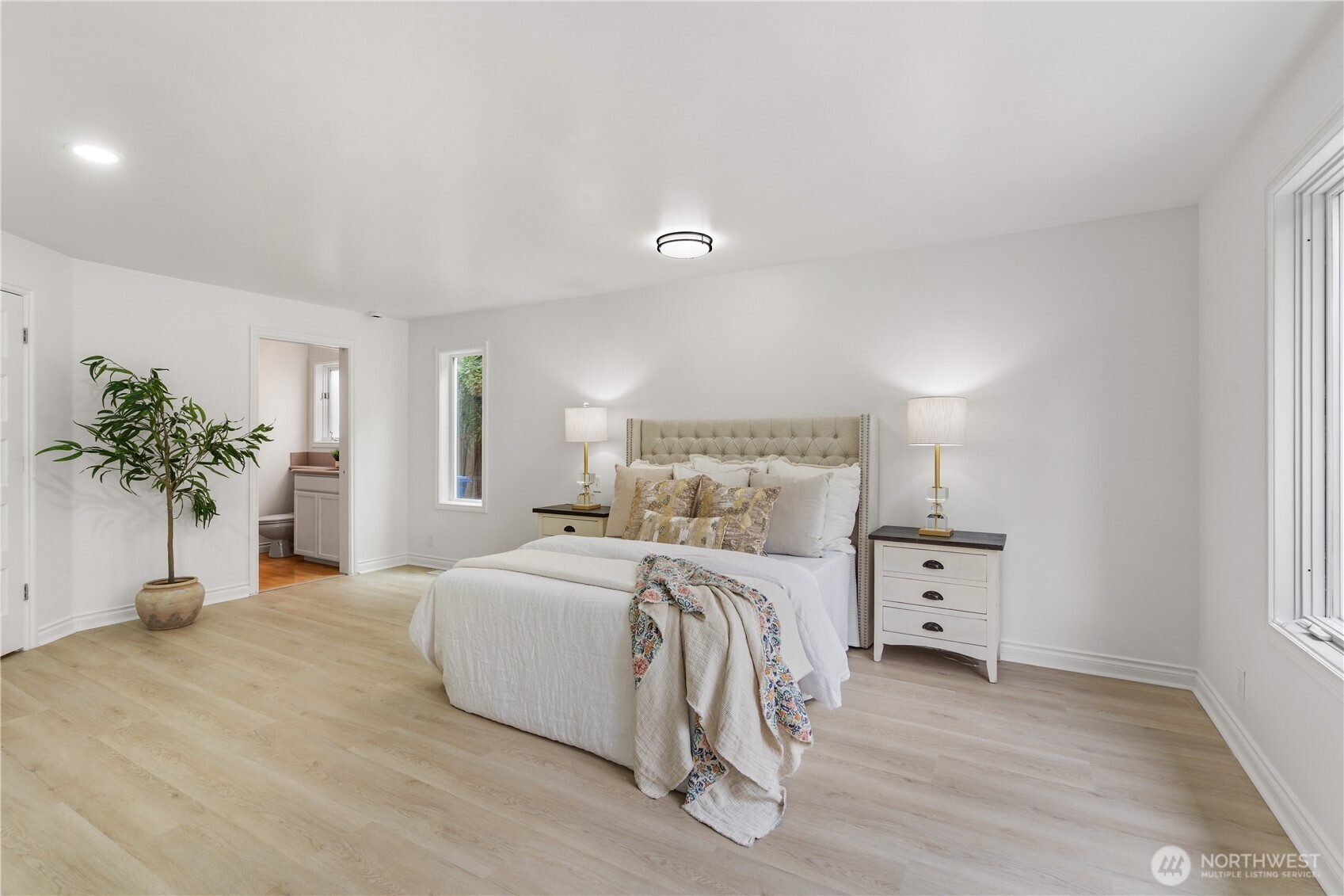 14021 Southeast 64th Street Bellevue, WA 98006 - Photo 14 of 40