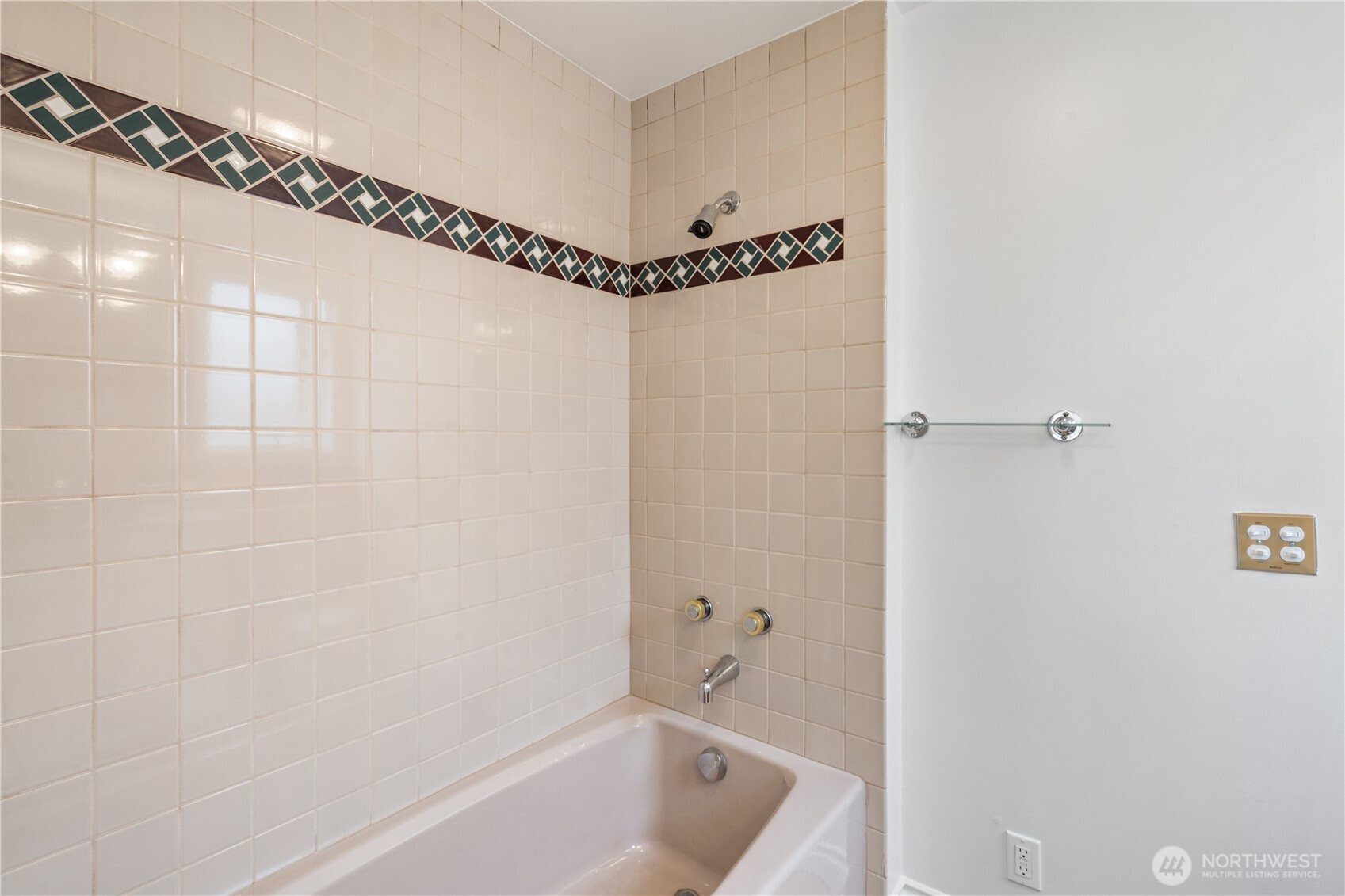 14021 Southeast 64th Street Bellevue, WA 98006 - Photo 16 of 40