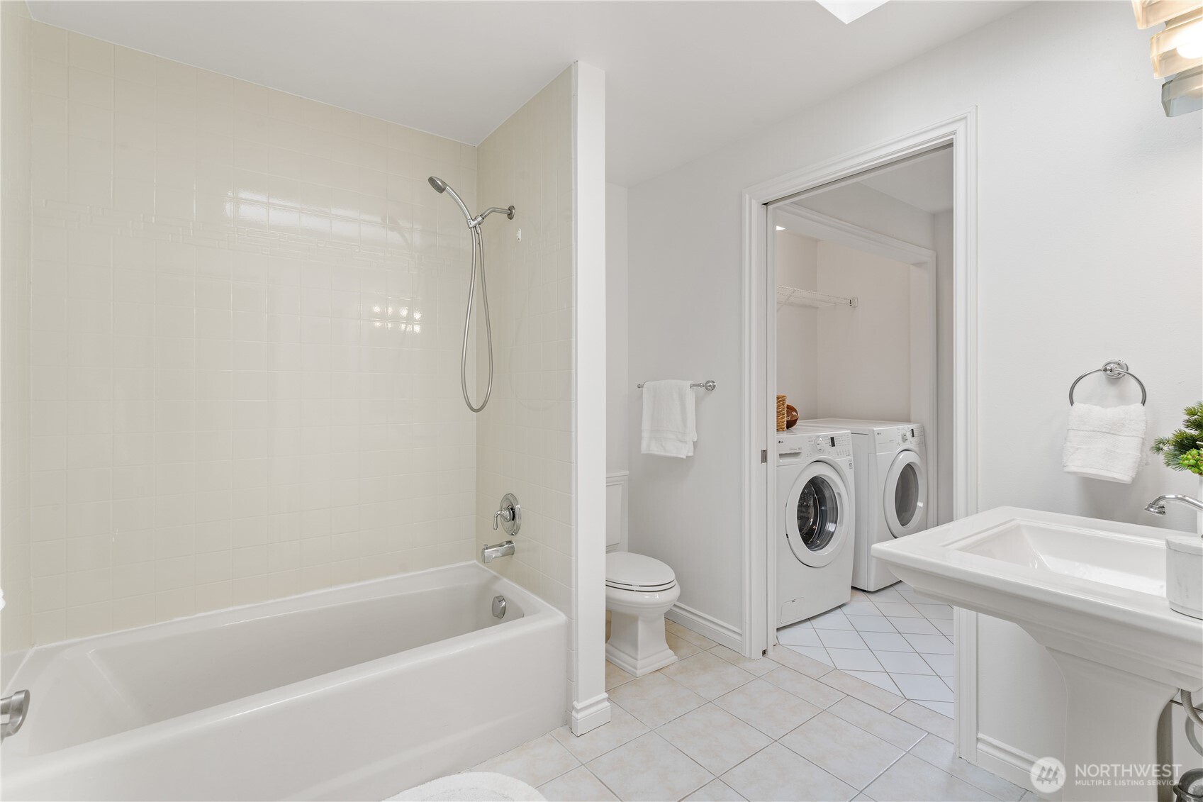 14021 Southeast 64th Street Bellevue, WA 98006 - Photo 23 of 40