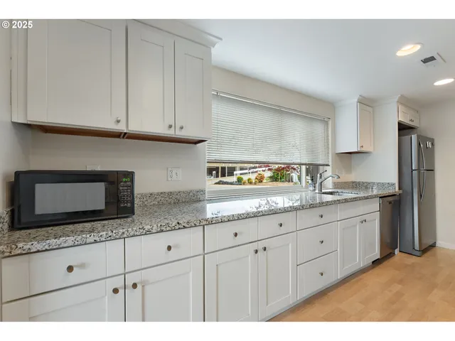 $299,000 | 198 North Hayden Bay Drive, Portland, OR 97217