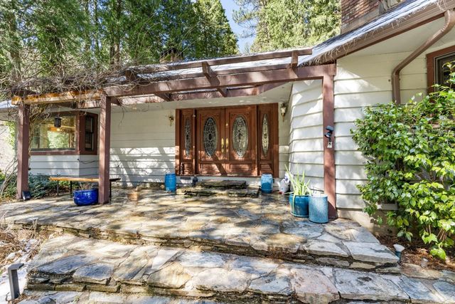 a view of outdoor space yard and porch