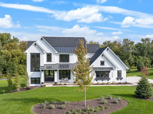 $2,279,017 | 3941 White Oak Lane, Chanhassen, MN 55331