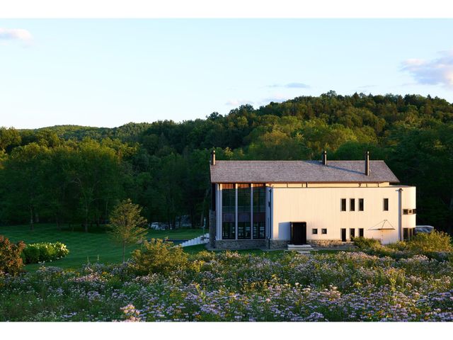 a view of house with garden