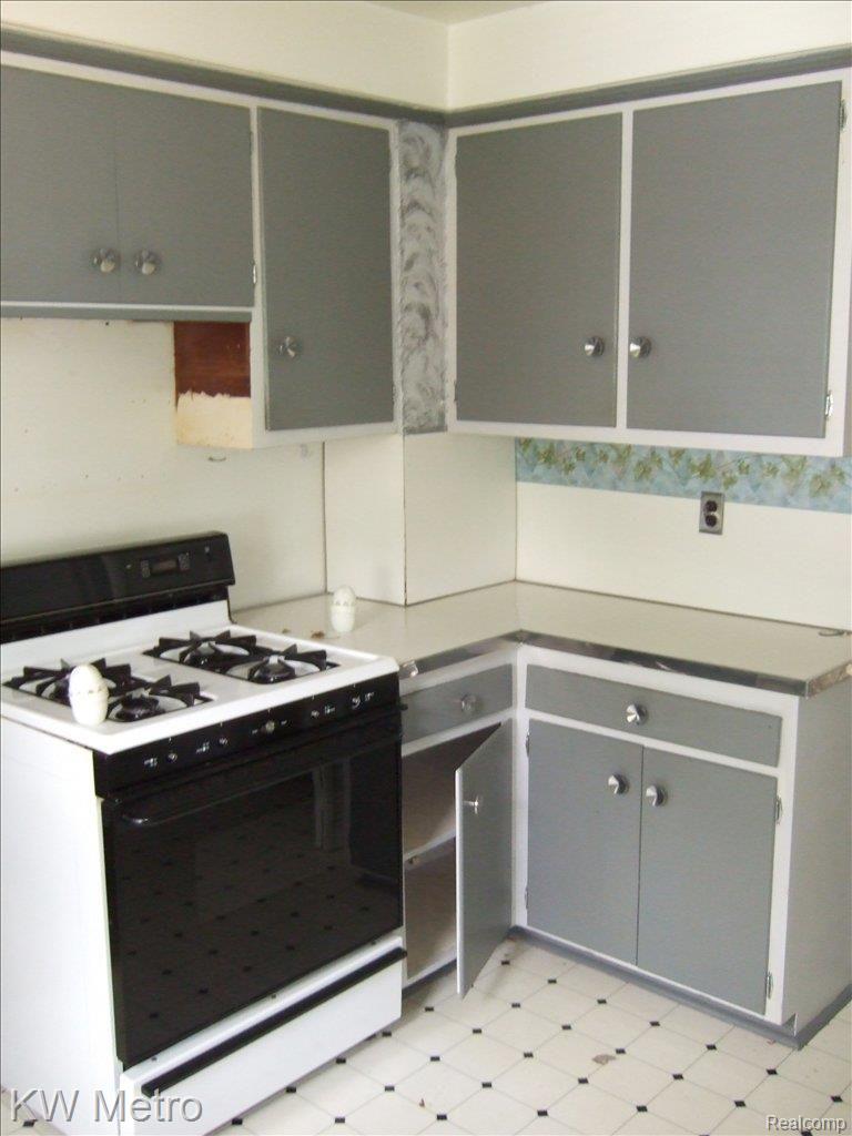 23101 Rausch Avenue Eastpointe, MI 48021 - Photo 4 of 10 KITCHEN 2