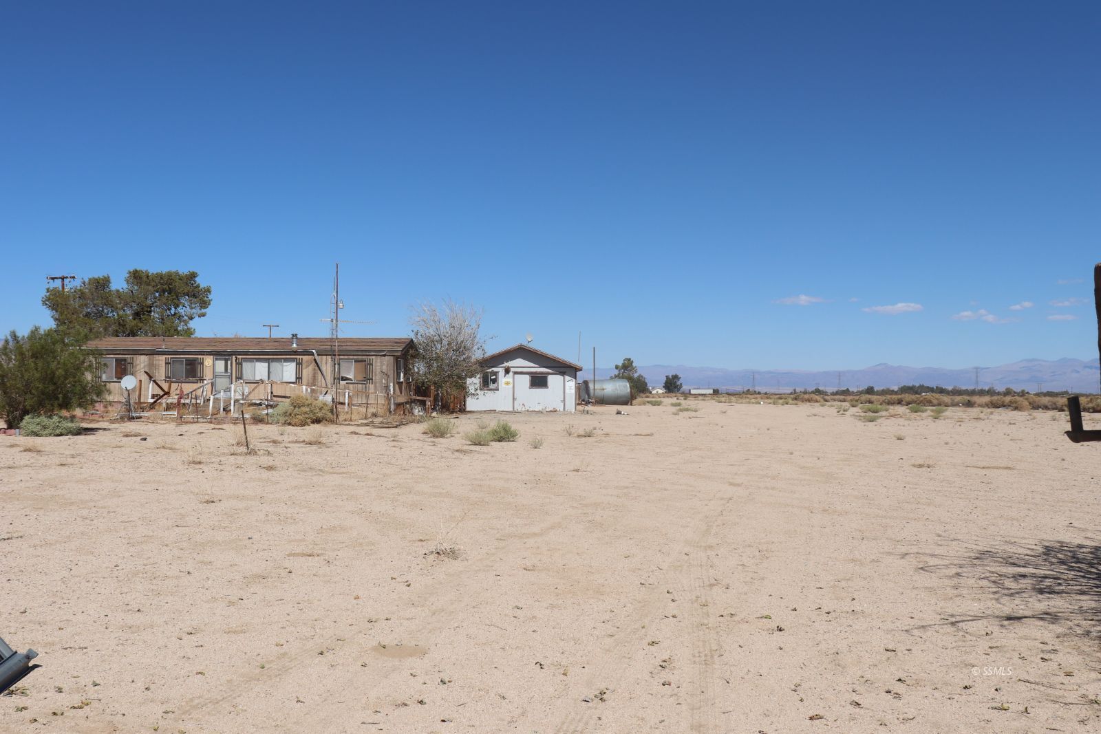 5758 Ridgecrest Boulevard Inyokern, CA 93527 - Photo 2 of 18
