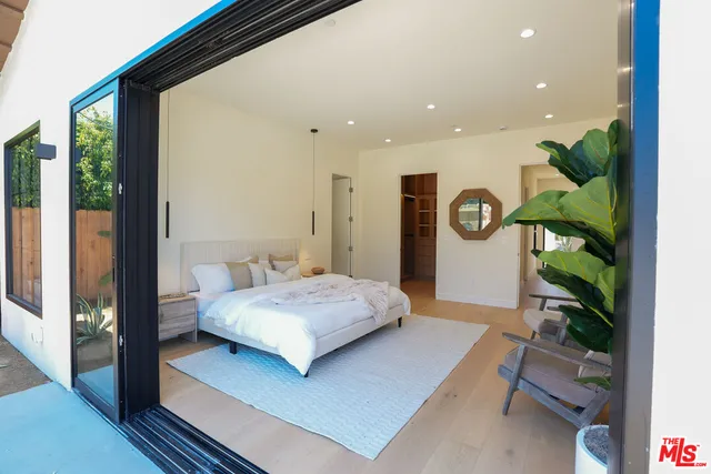 a en suite bathroom with a double vanity sink and a mirror