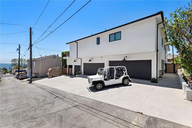 a house view with a outdoor space