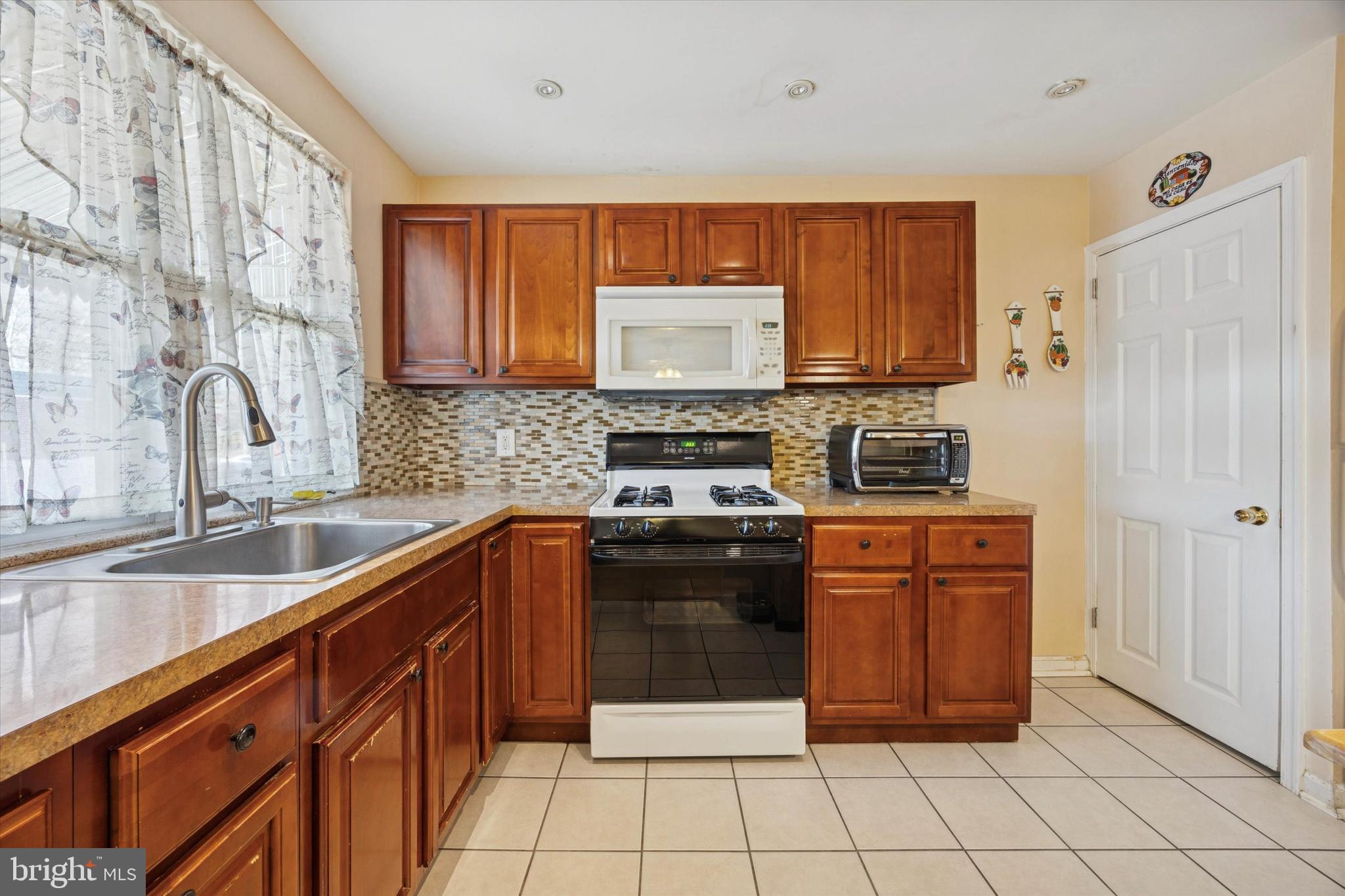 4337 J Street Philadelphia, PA 19124 - Photo 9 of 26