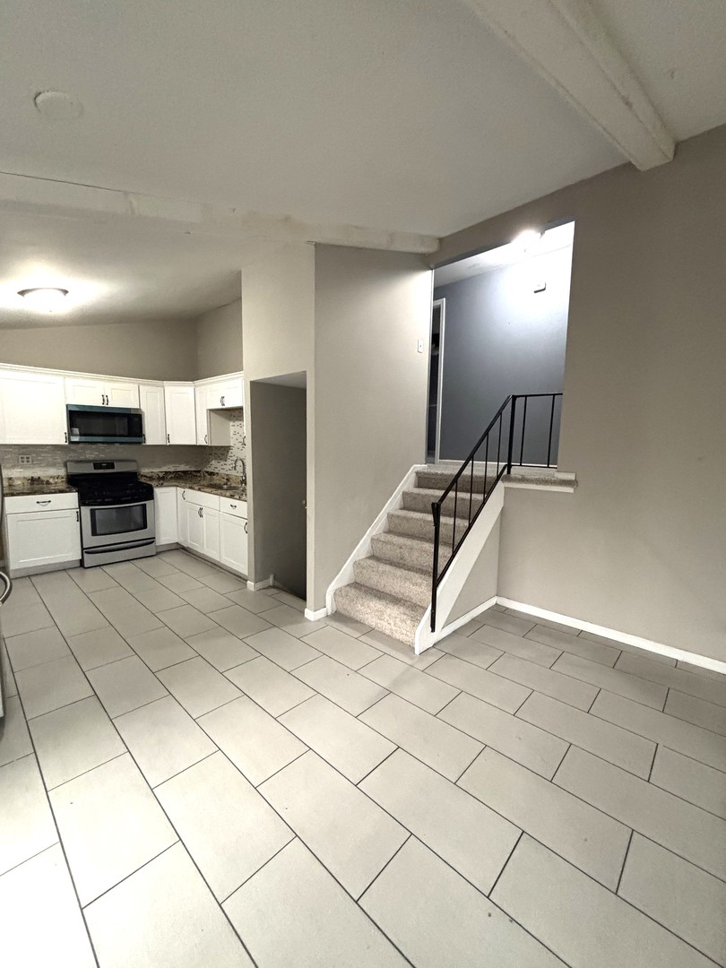 1403 Kings Road Carpentersville, IL 60110 - Photo 3 of 12 Gallery Image 3