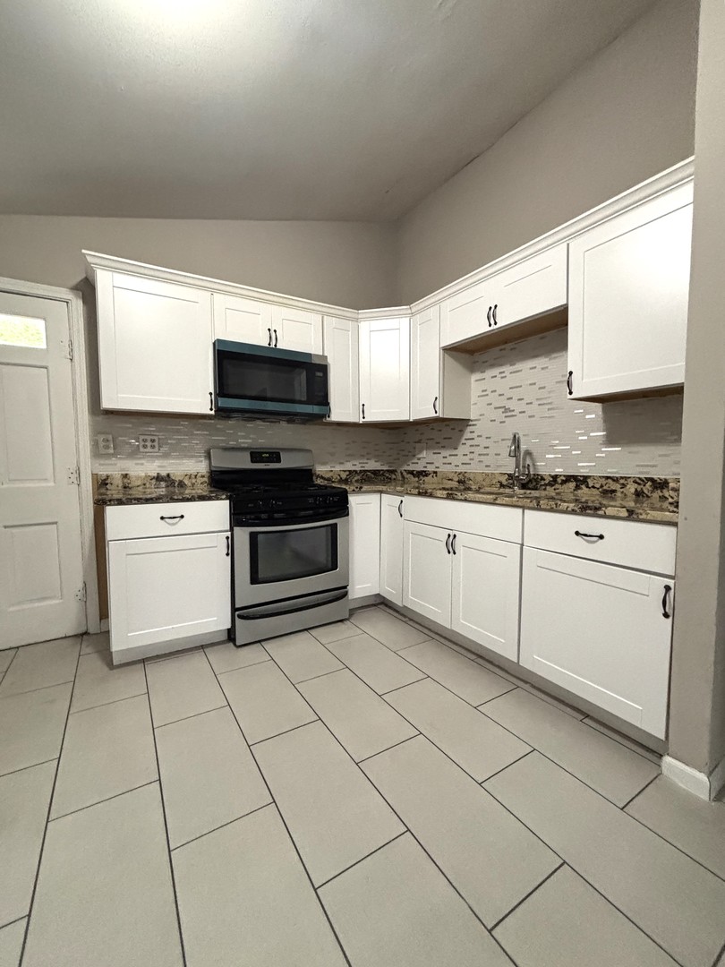 1403 Kings Road Carpentersville, IL 60110 - Photo 4 of 12 Gallery Image 4