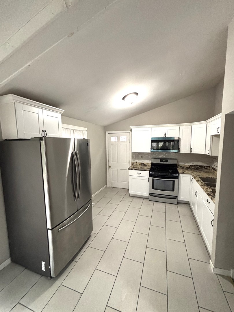 1403 Kings Road Carpentersville, IL 60110 - Photo 5 of 12 Gallery Image 5