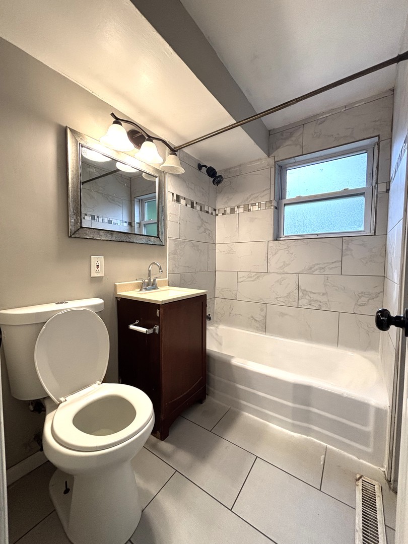 1403 Kings Road Carpentersville, IL 60110 - Photo 8 of 12 Gallery Image 8