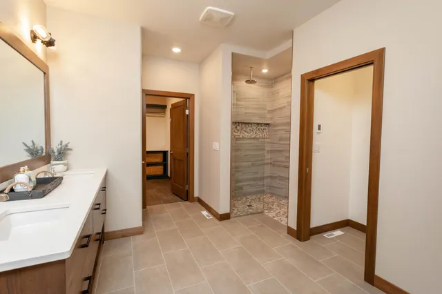 $929,900 | 6448 Sun Valley Boulevard, Horace, ND 58047