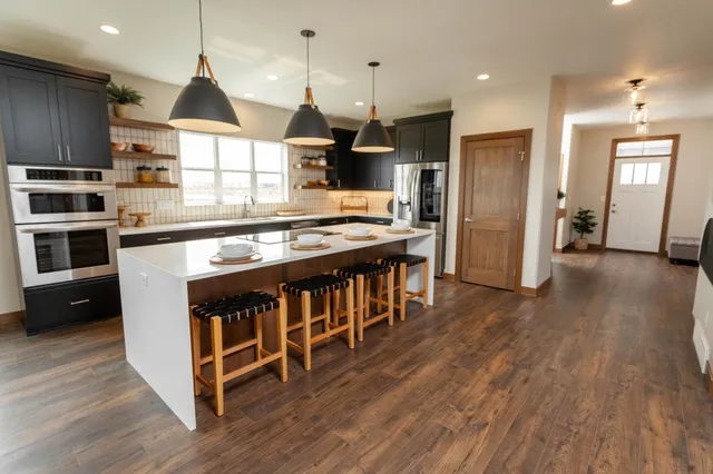 $929,900 | 6448 Sun Valley Boulevard, Horace, ND 58047