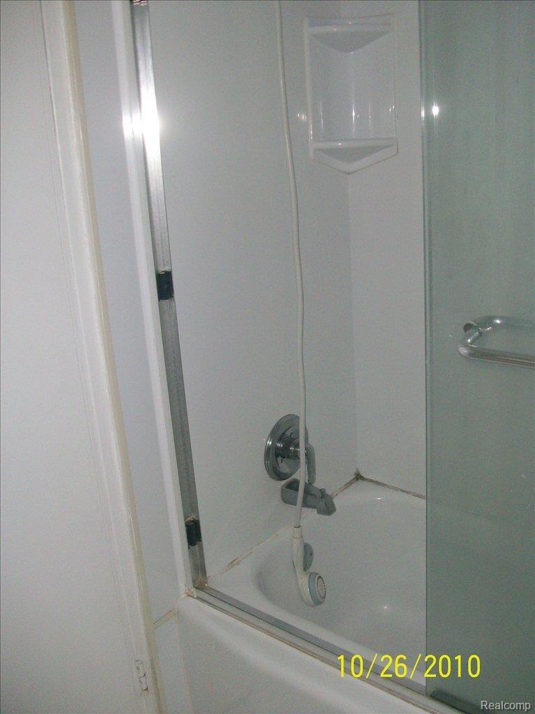 1634 Graefield Road, Unit 77 Birmingham, MI 48009 - Photo 6 of 11 BATH ROOM