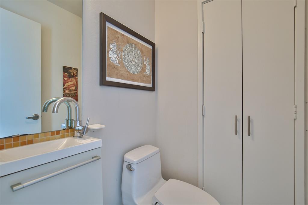 5205 Capitol Avenue, Unit 1 Dallas, TX 75206 - Photo 23 of 39 a bathroom with a toilet a sink and mirror