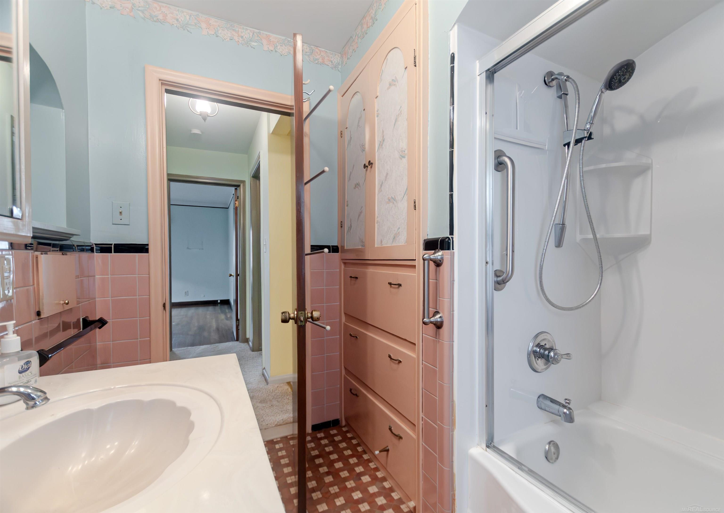 2039 Hampton Road Grosse Pointe, MI 48236 - Photo 17 of 31 50161077-724a7de8-37d3-4f4e-bd14-54e05adbc8b4.JPG