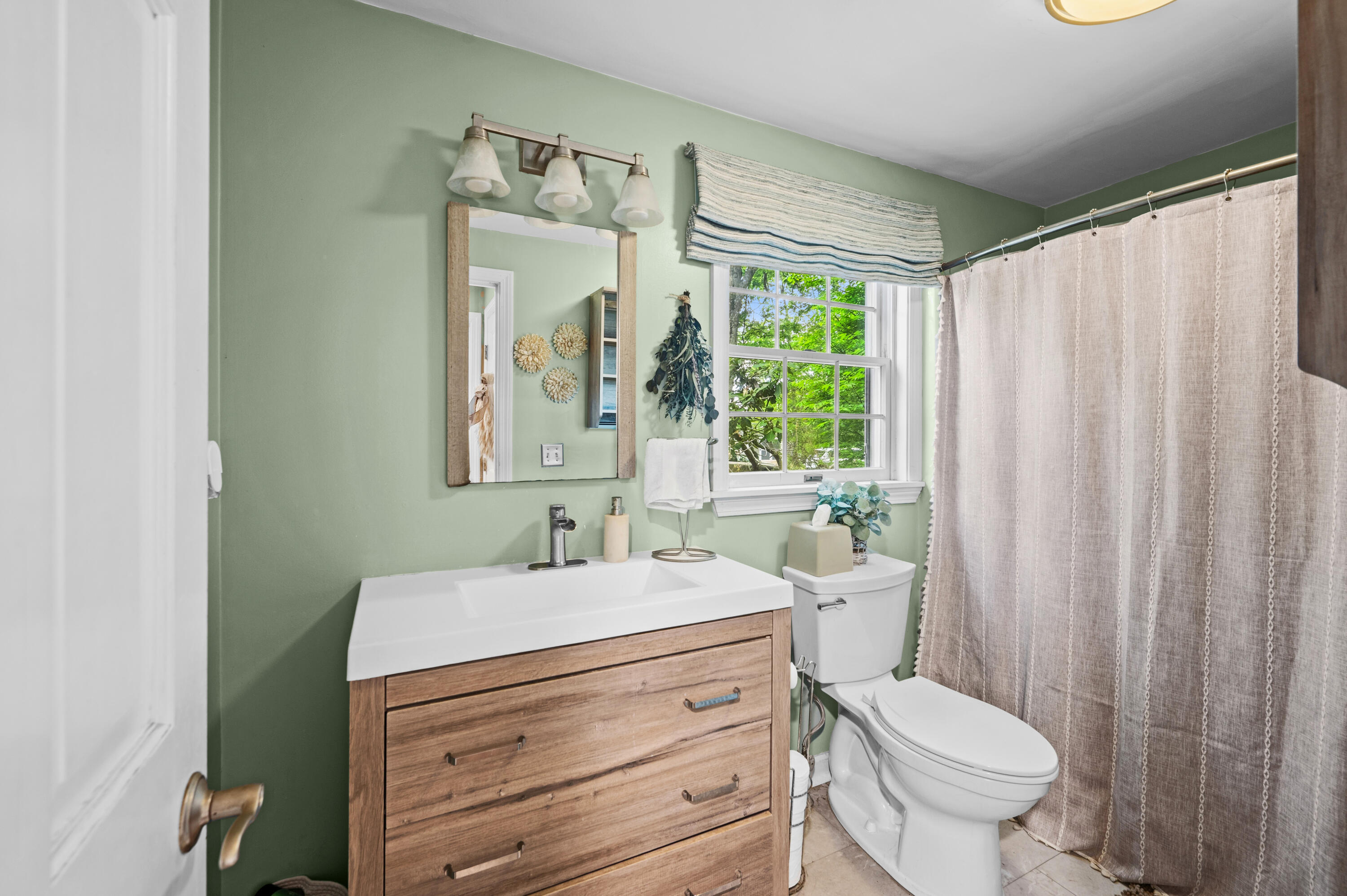 4 Deer Ridge Lane Kittery, ME 03904 - Photo 17 of 39 First Floor Bath