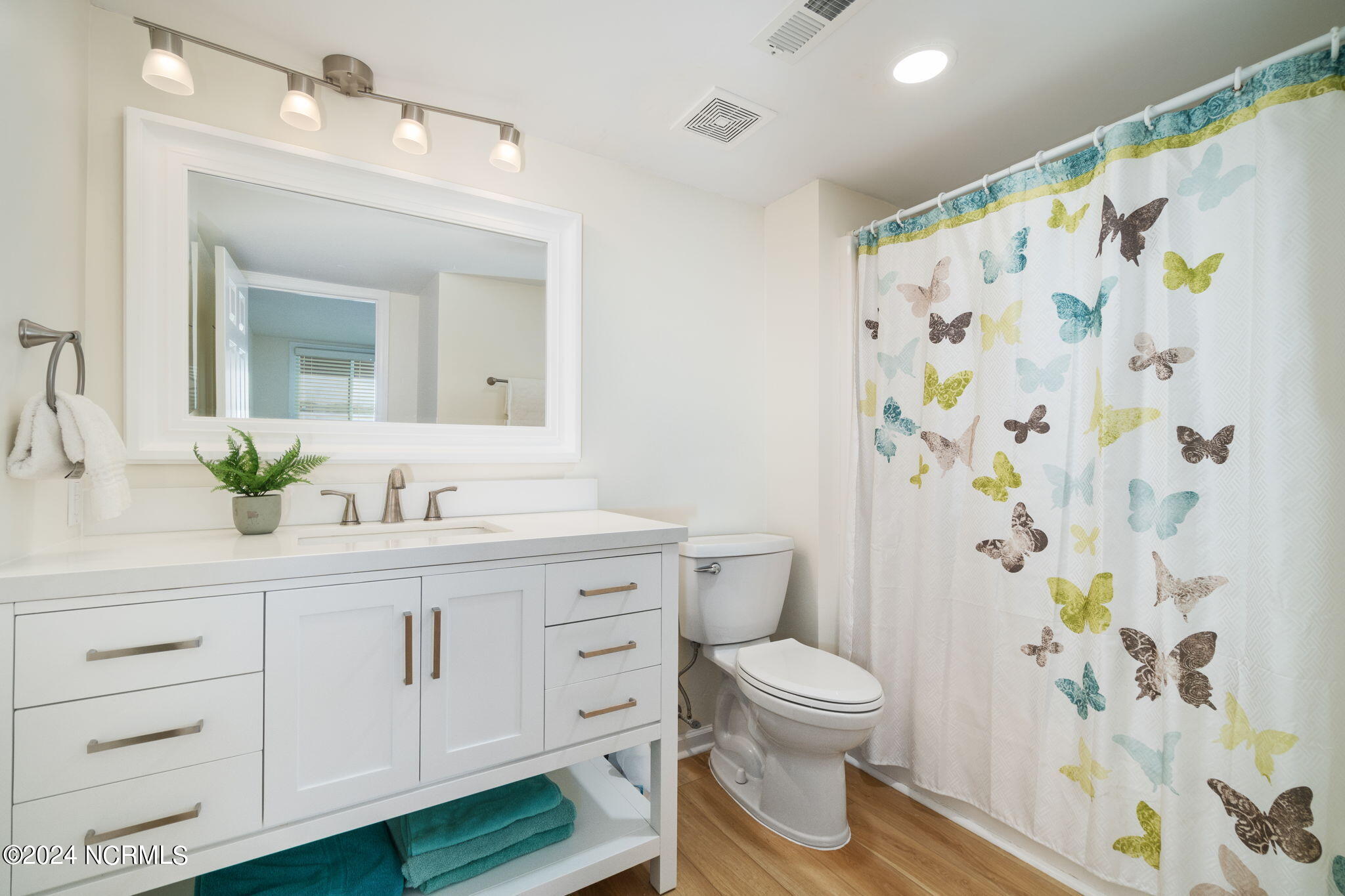 331 Salter Path Road, Unit 104 BEACHWALK Pine Knoll Shores, NC 28512 - Photo 22 of 47 En suite guest bathroom