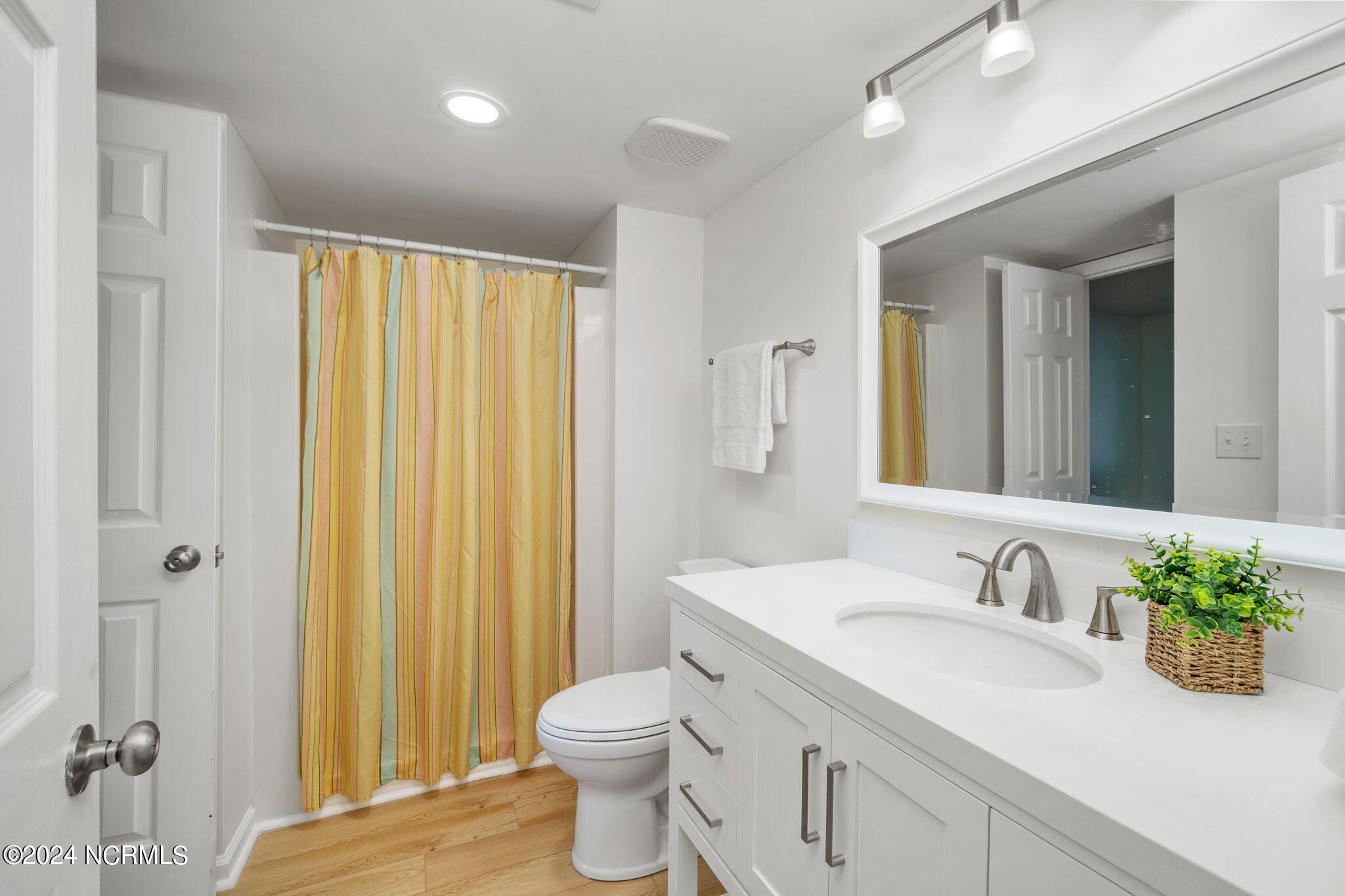 331 Salter Path Road, Unit 104 BEACHWALK Pine Knoll Shores, NC 28512 - Photo 25 of 47 En suite guest bathroom