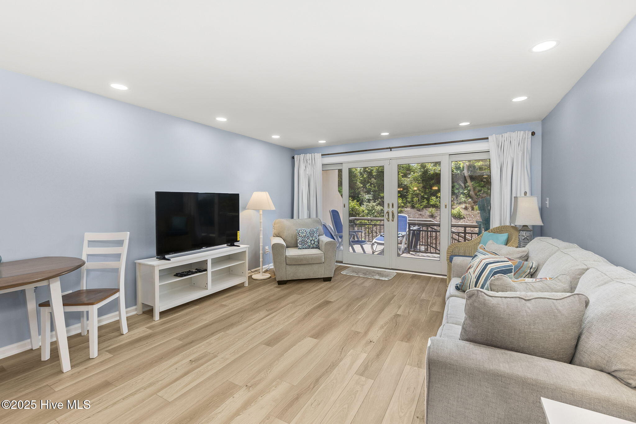 331 Salter Path Road, Unit 104 BEACHWALK Pine Knoll Shores, NC 28512 - Photo 10 of 47 Open living room