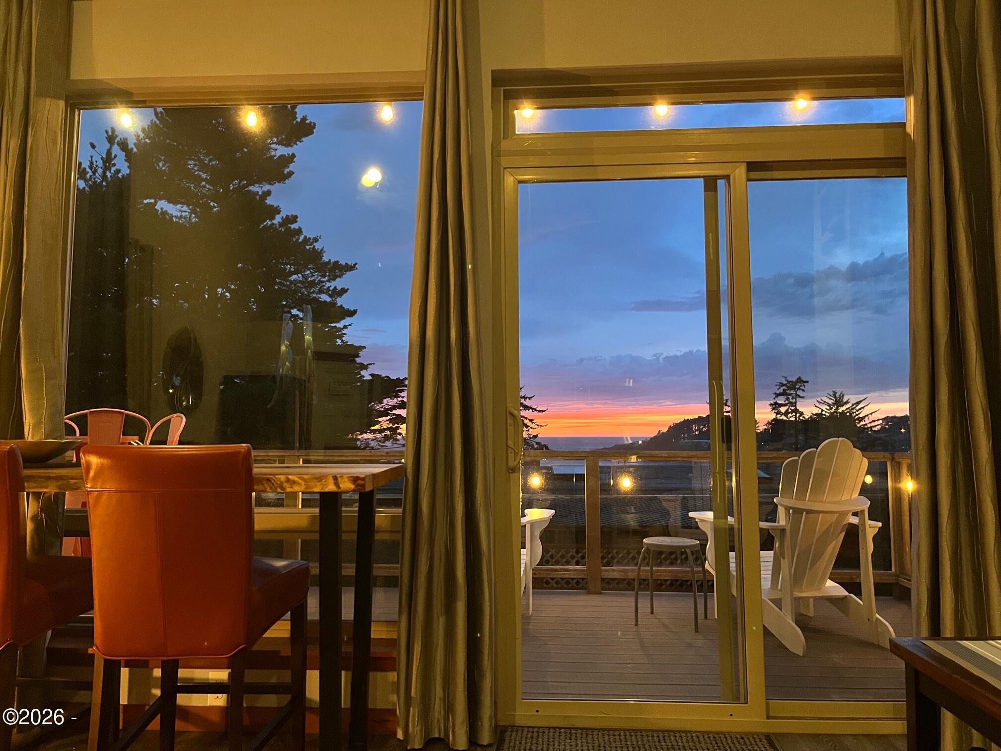 15 Shell Street Yachats, OR 97498 - Photo 21 of 77 Living room - Night skies, ocean view