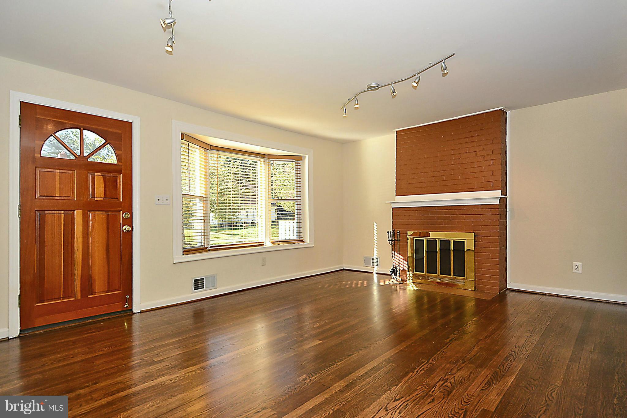 1007 Kerwin Road Silver Spring, MD 20901 - Photo 6 of 26 Living Room