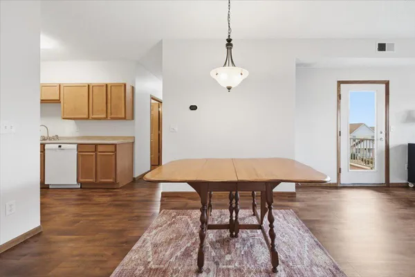 $196,500 | 114200 Hundertmark Road, Unit 212, Chaska, MN 55318