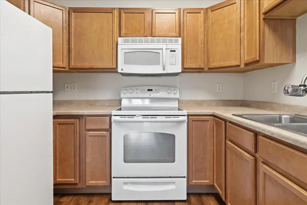 $196,500 | 114200 Hundertmark Road, Unit 212, Chaska, MN 55318