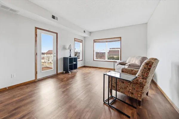 $196,500 | 114200 Hundertmark Road, Unit 212, Chaska, MN 55318