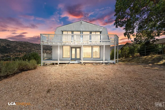 a view of a house with backyard and porch