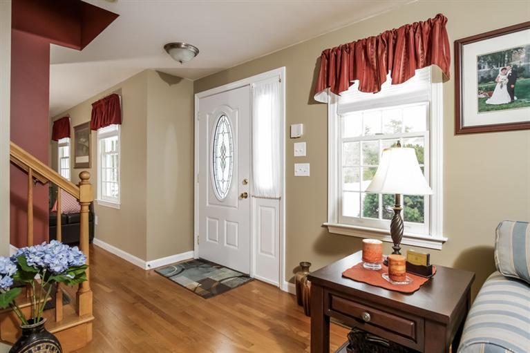 7 Whitecliff Road Buzzards Bay, MA 02532 - Photo 4 of 21 a living room with furniture and a window