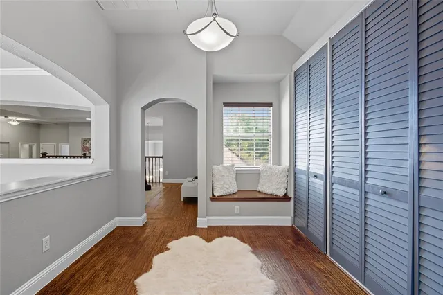 a view of livingroom with furniture