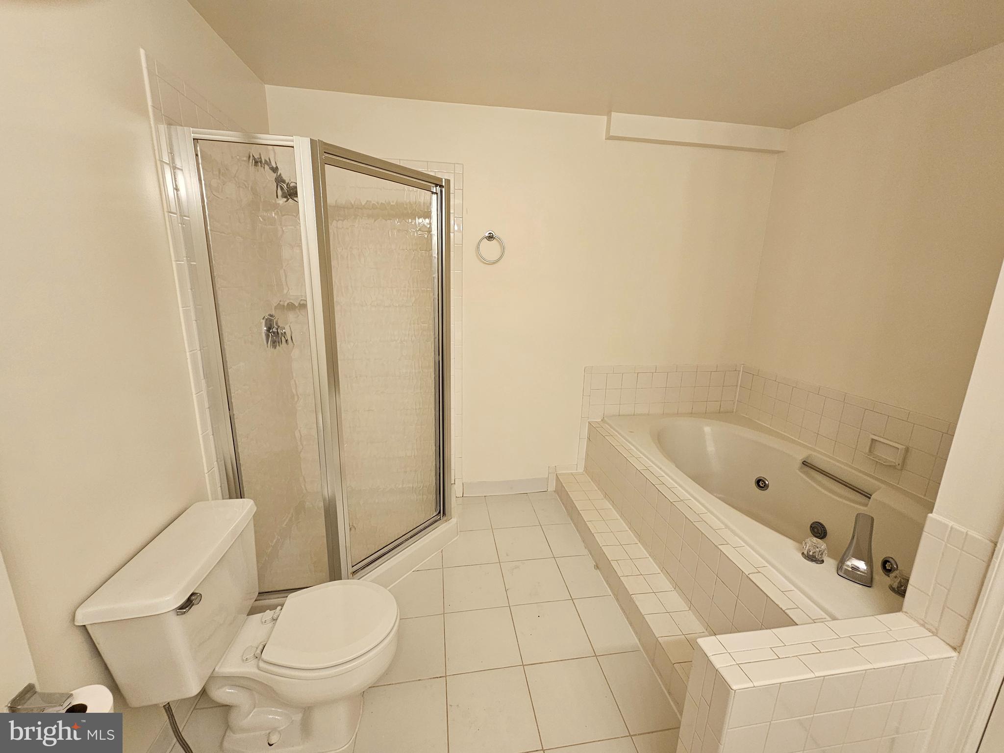 6306 Over See Court Springfield, VA 22152 - Photo 11 of 30 a bathroom with a bathtub and a toilet