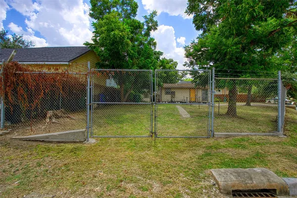 a view of a backyard