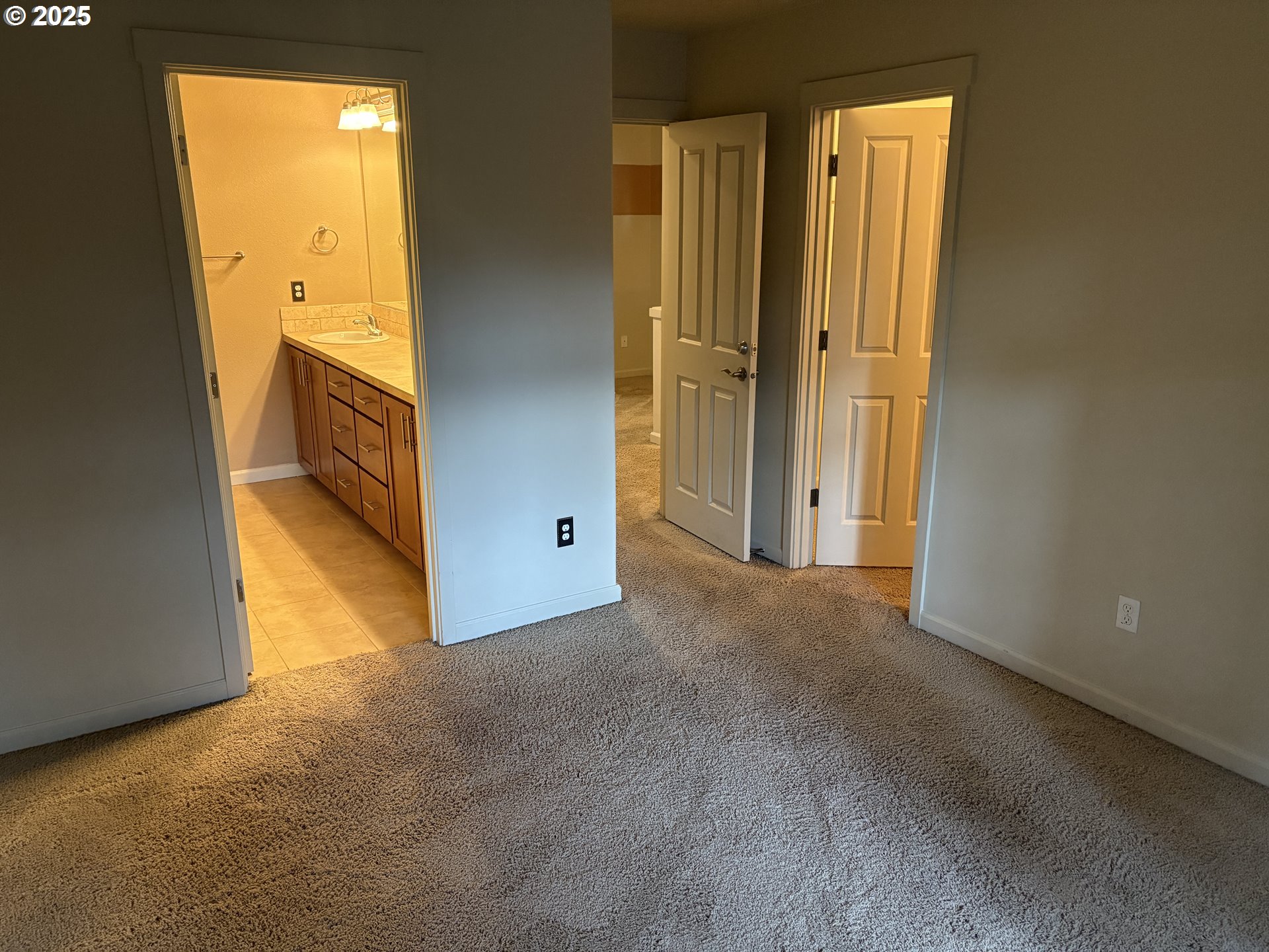 10552 Northeast Gateway Street Hillsboro, OR 97006 - Photo 13 of 41 an empty room with windows