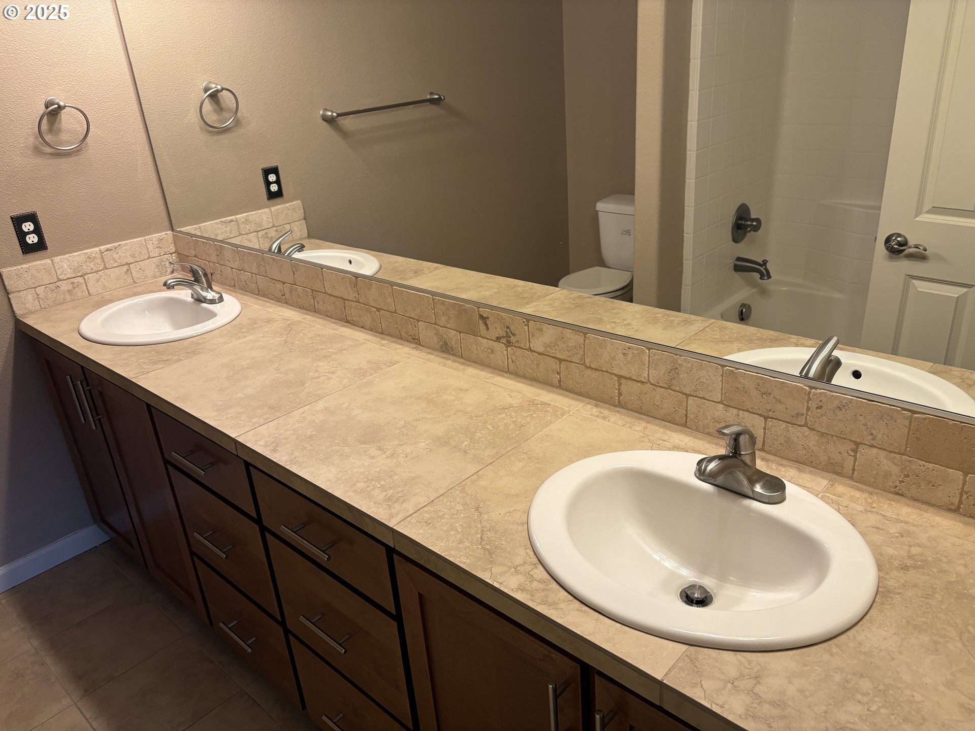 10552 Northeast Gateway Street Hillsboro, OR 97006 - Photo 15 of 41 a bathroom with a sink and a mirror