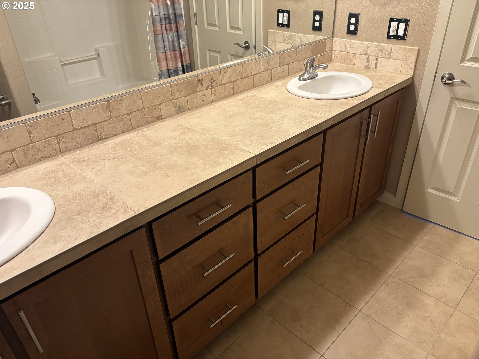10552 Northeast Gateway Street Hillsboro, OR 97006 - Photo 17 of 41 a bathroom with a sink and a mirror