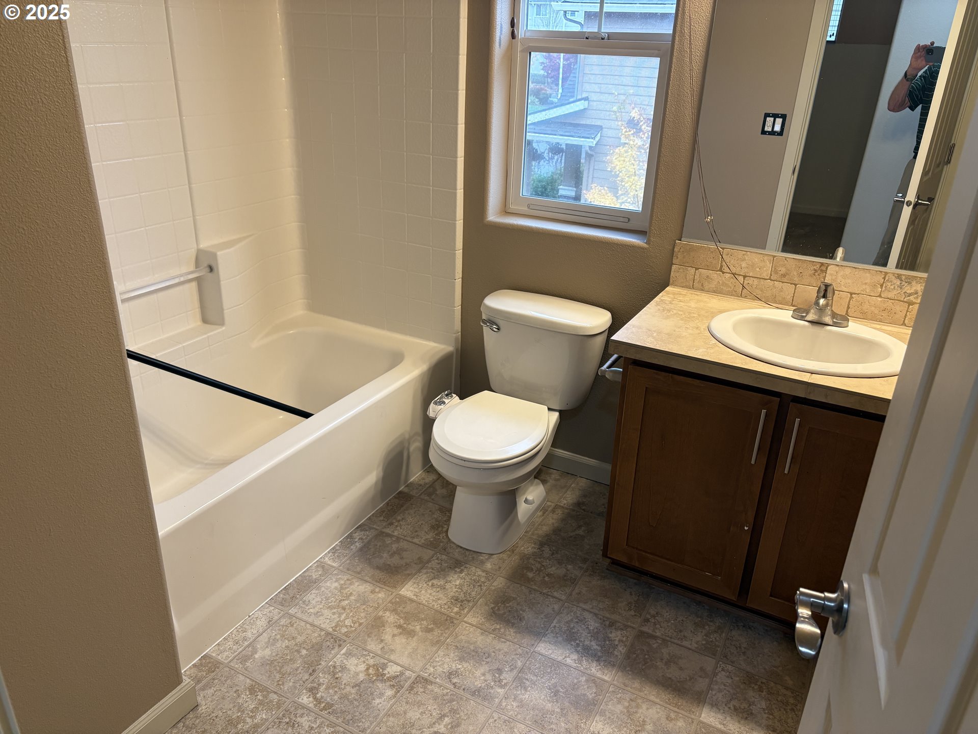 10552 Northeast Gateway Street Hillsboro, OR 97006 - Photo 25 of 41 a bathroom with a sink toilet and a mirror