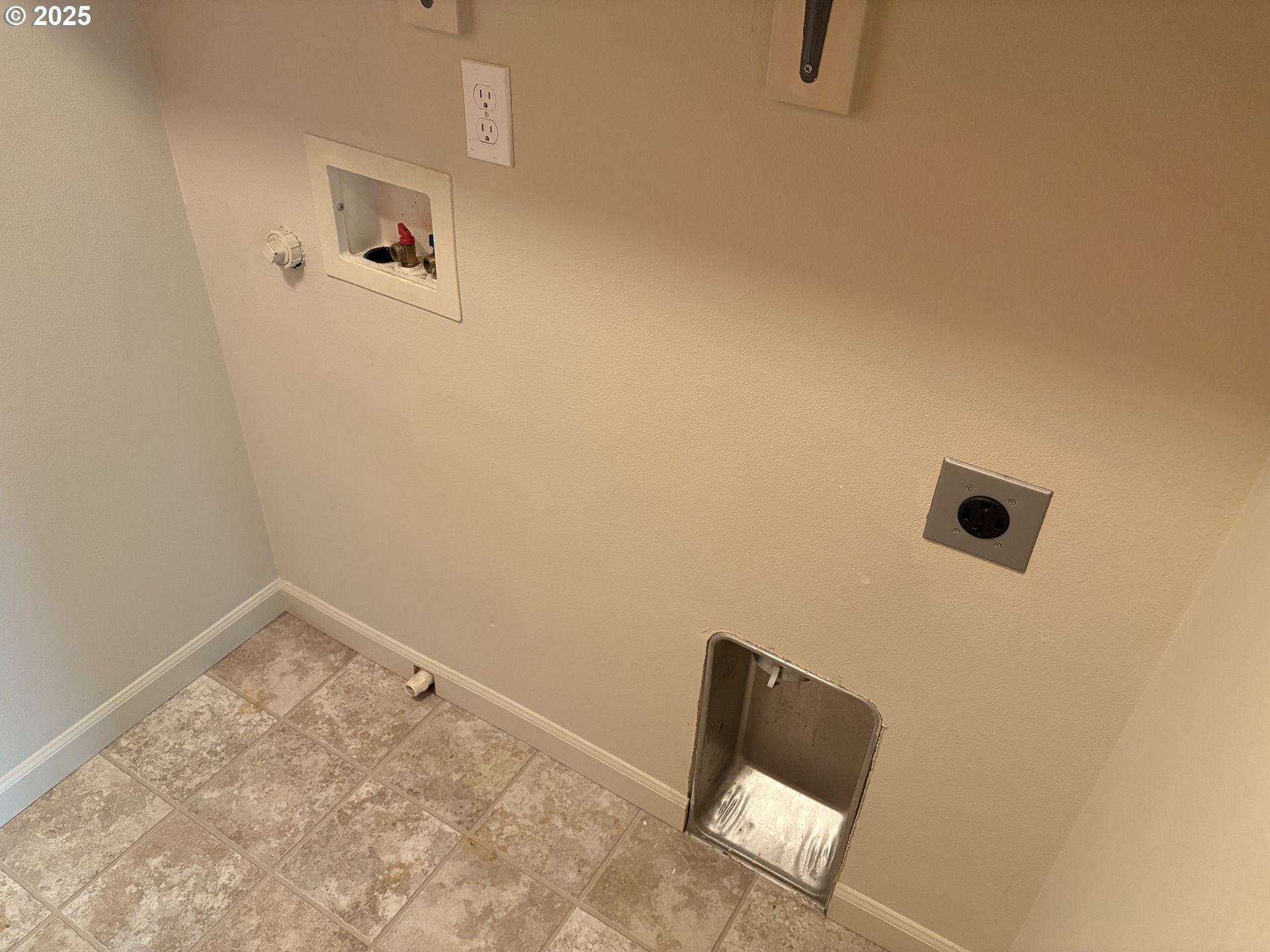 10552 Northeast Gateway Street Hillsboro, OR 97006 - Photo 26 of 41 an empty room with a window