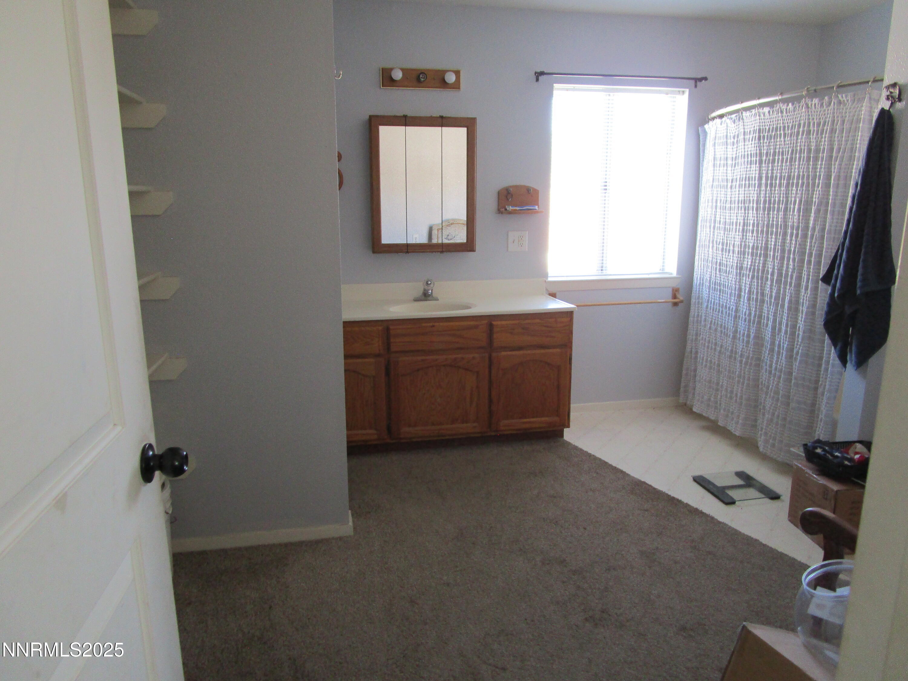 1091 Tiffany Drive Fallon, NV 89406 - Photo 16 of 31 a room with a chair and a flat screen tv