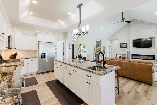 $550,000 | 1112 Daybreak Drive, Marion, IL 62959