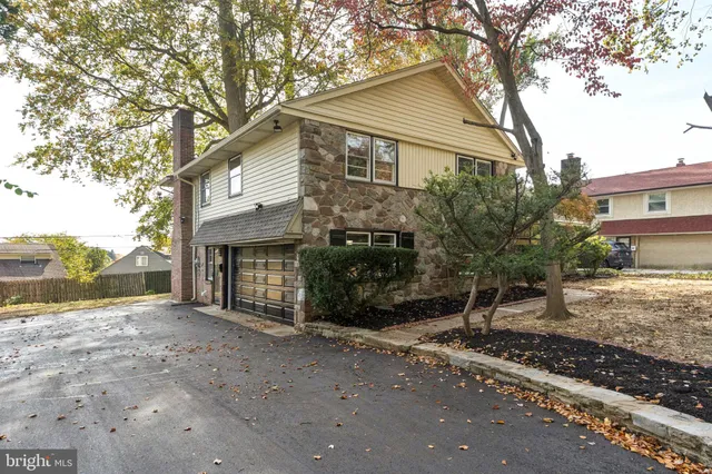 a view of a house with a yard and garage