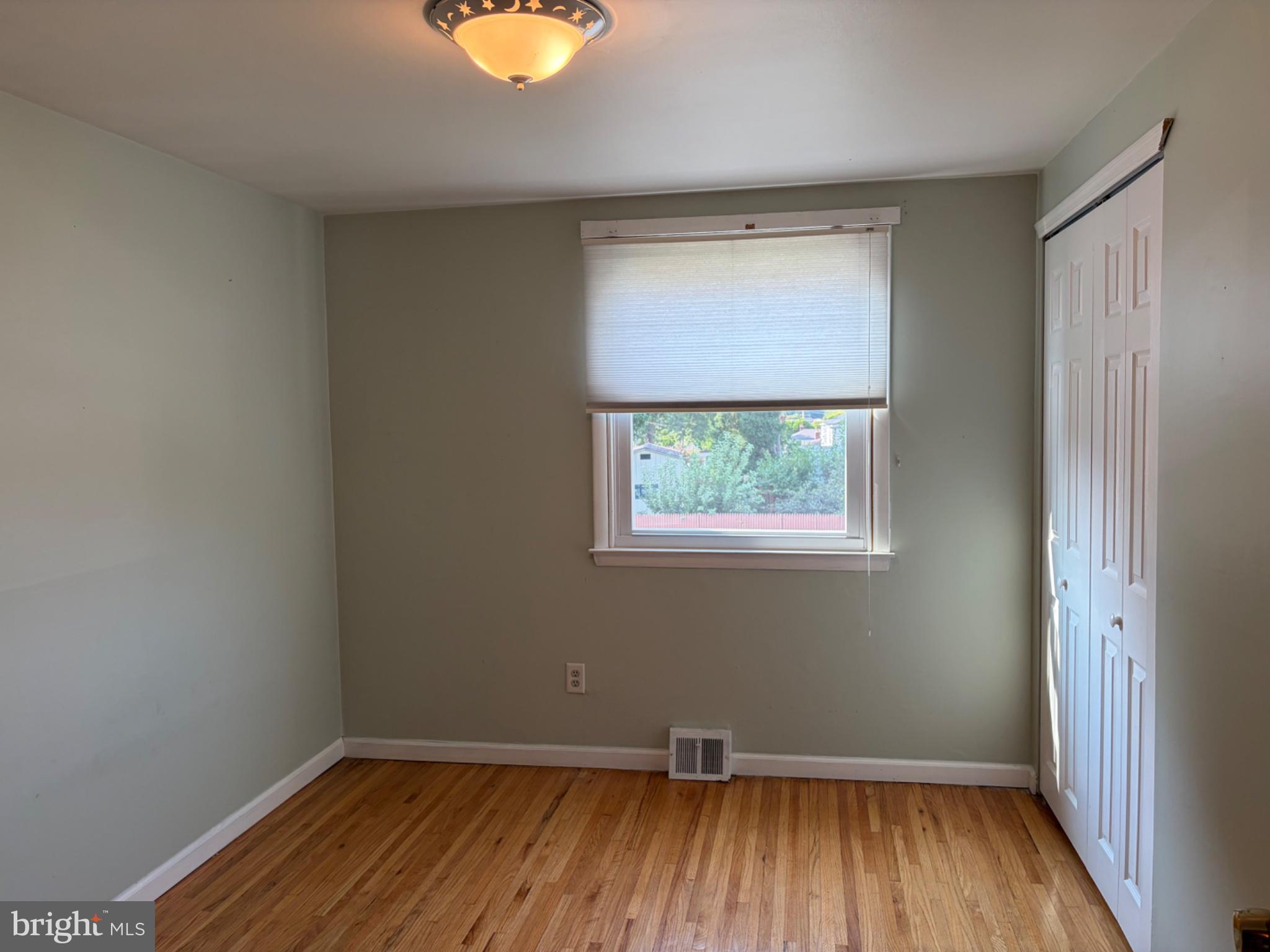 803 Rennard Circle Philadelphia, PA 19116 - Photo 25 of 42 Bright and airy room with natural light.