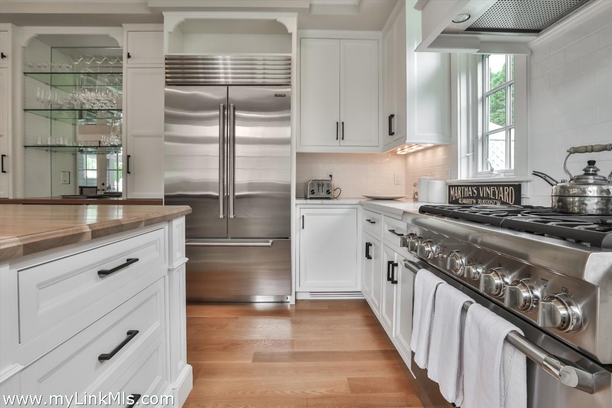 54 Fuller Street Edgartown, MA 02539 - Photo 8 of 31