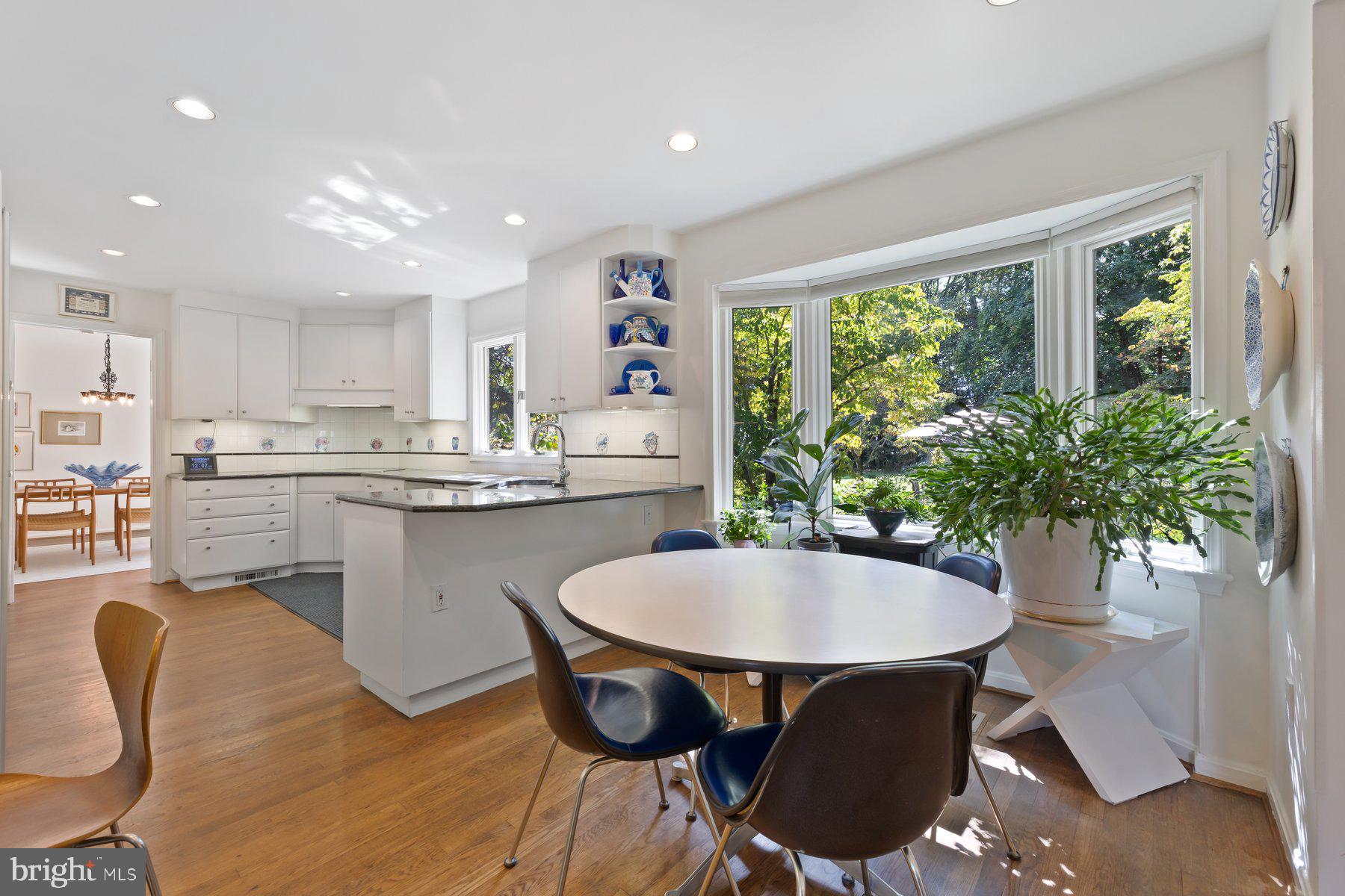 16400 Montecrest Lane Gaithersburg, MD 20878 - Photo 20 of 58 a kitchen with a table and chairs in it